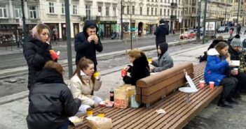 Черги у МакДональдз та на ковзанку: як виглядає Львів у перший день локдауну – фото