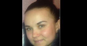 Оксана Бекеш була одягнена у бордовий плащ, сірий шалик та чорні чоботи до колін