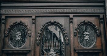 На вулиці Князя Романа відновили з найбільших історичних брам міста. Фото