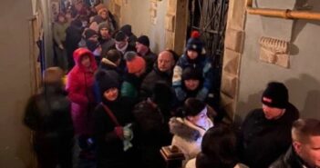 В останній день перед локдауном виникли довжелезні черги в Криївку