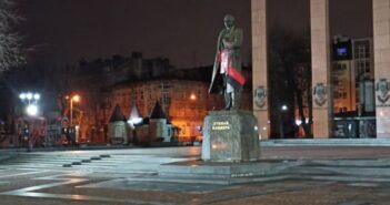 Невідомі облили червоною фарбою пам’ятник Степану Бандері у Львові