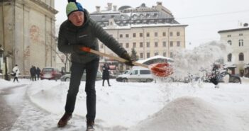 Андрій Садовий розчищає лопатою сніг, лютий 2021