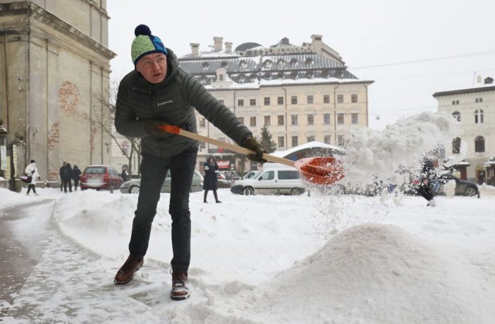 Андрій Садовий розчищає лопатою сніг, лютий 2021
