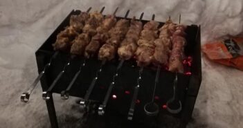 Львів’яни продовжують розгортати сніг у дворах, дехто частує шашликом