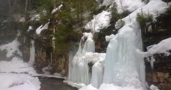 У Національному природному парку Львівщини замерзли водоспади (ФОТО)