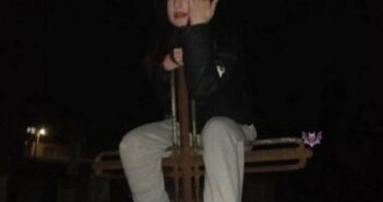 У Львівській області заради фото дівчина вилізла на хрест (фото)