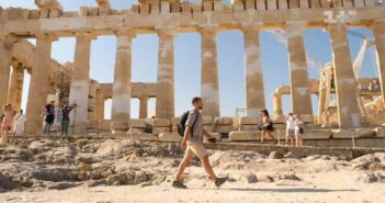 Афіни Греція турист подорож туризм