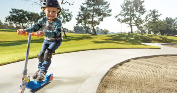 хлопчик самокат швидкість захист шолом