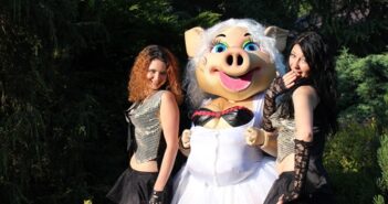 свинка Кароліна стриптиз