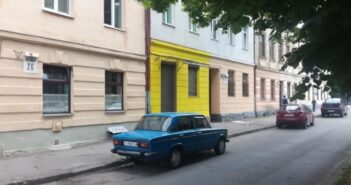 жовтий фасад Львів несмак