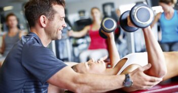 тренер фітнес тренажерний зал гантелі