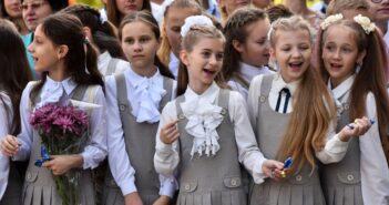 дівчата школярки перше вересня форма приватна школа