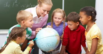 вчителька школа діти географія урок глобус