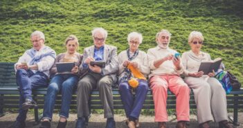 літні люди гаджети парк відпочинок пенсія бабусі дідусі батьки