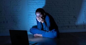 он лайн підлітки компютер жахіття жахи