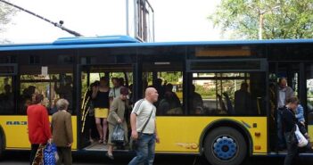 тролейбус громадський транспорт