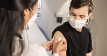 щеплення вакцина підліток лікар огляд хлопець