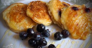 солодкі оладки ягоди чорниці яблука пляцки страва