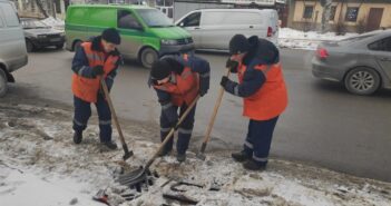 комунальник оранжевий жилет прибирання сніг
