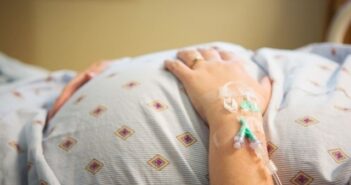 вагітна жінка вагітність катетер лікарня хвороба