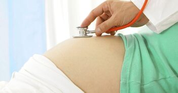 вагітність вагітна пологи лікар стетоскоп огляд обстеження