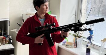 жінка зброя Маріана Жагло