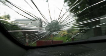 розбите скло в машині