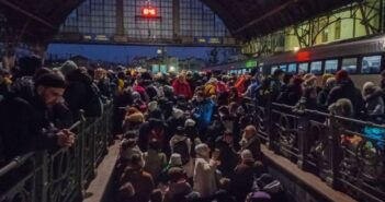 біженці вокзал натовп
