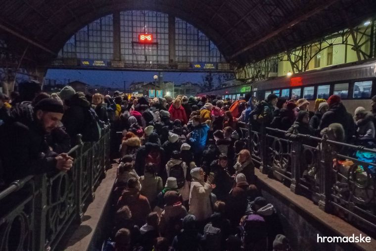 біженці вокзал натовп