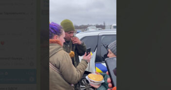 Мешканці Нового Бугу годують полоненого окупанта з Криму. Той плаче. ВIДЕО