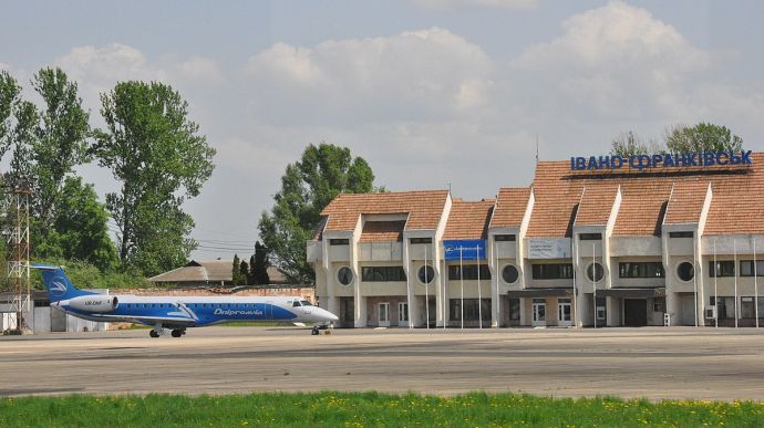 міжнародний аеропорт “Івано-Франківськ” у мирний час, фото з вікіпедії
