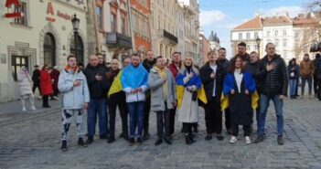 У центрі Львова відомі львівські артисти заспівали Гімн України