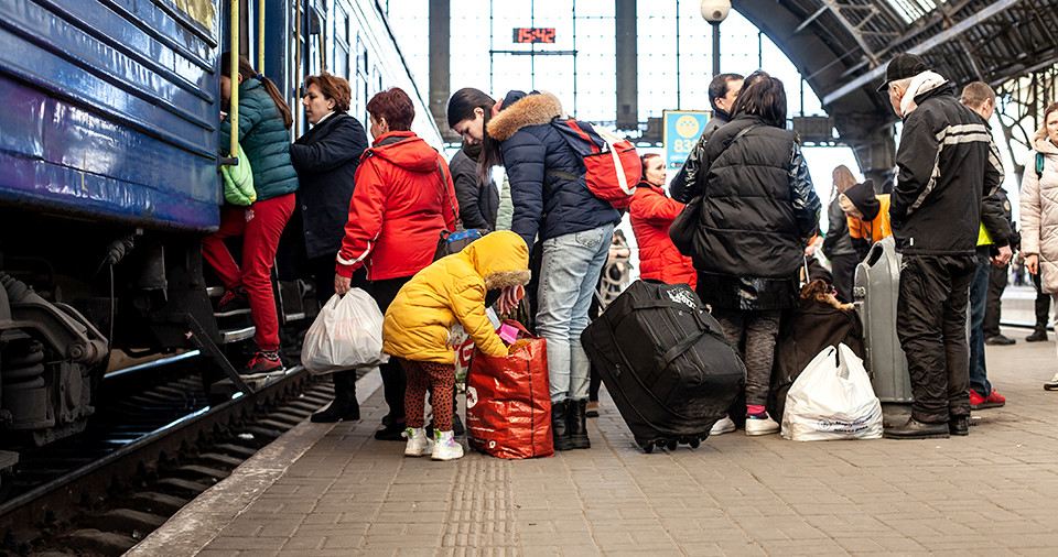 вокзал біженці перон поїзд мандрівка
