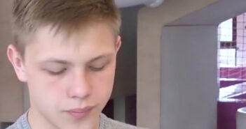 хлопець самостійно виховує братів і сестер