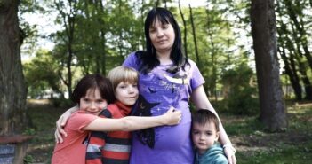 переселенці мама діти багатодітна сім'я