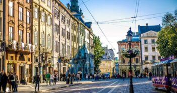 Львів площа Ринок люди місто