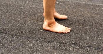 голий чоловік ноги асфальт