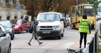 жовтий добродій пішохід школа безпека перехід школяр