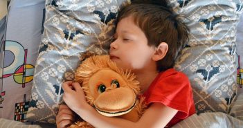 Що допоможе малюку не боятися темряви? дитина спить із дитячою іграшкою і ліжку ліжечку засинає з ведпедиком