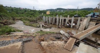 зруйнований міст об'їзд дорога негода Східниця