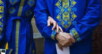 Пара у святковому вишитому вбранні до Дня вишиванки.