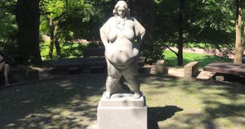 Львівську депутатку обурила скульптура огрядної жінки в Стрийському парку