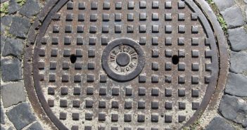 інженер Словік каналізаційний люк