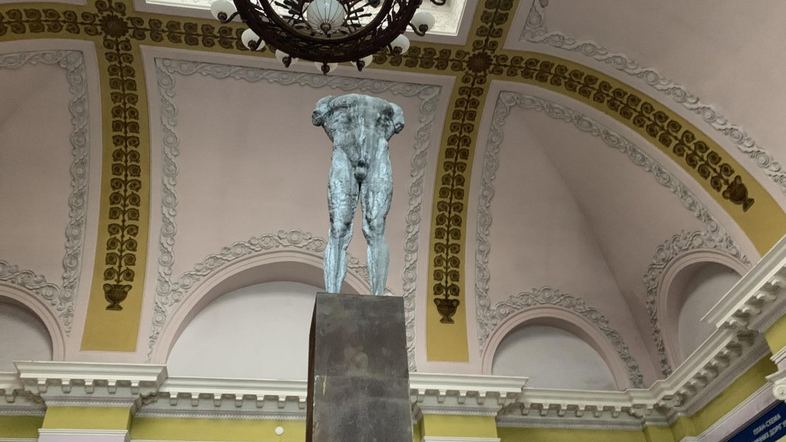 скульптура без голови мистецтво вокзал