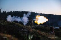 Боєць 20 бригади НГУ «Любарт» веде вогонь із гранатомета під час навчань на відкритій місцевості, момент пострілу зафіксовано в сутінках.