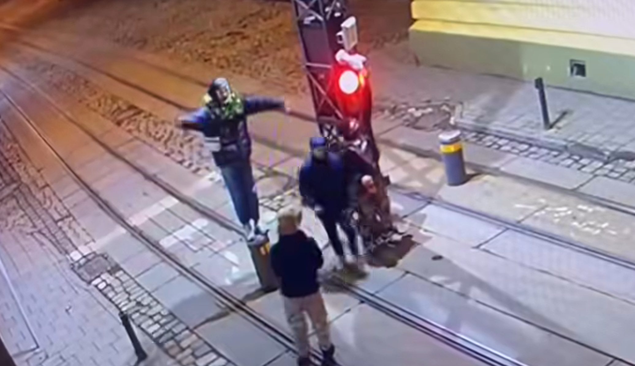 Вночі група молодих людей пошкодила болард та відеокамеру на вул. Беринди (відео)