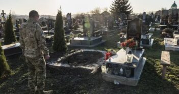 Фото дня: військовий з Львівщини повернувся з полону і прийшов на свою могилу