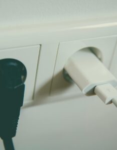 зарядний пристрій у розетці