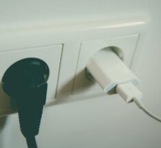 Що буде, якщо не виймати зарядку з розетки: правда і міфи